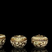 Lote de cuatro vasijas de cerámica, Tailandesa, Sawankhalok, s.XV - XVI
