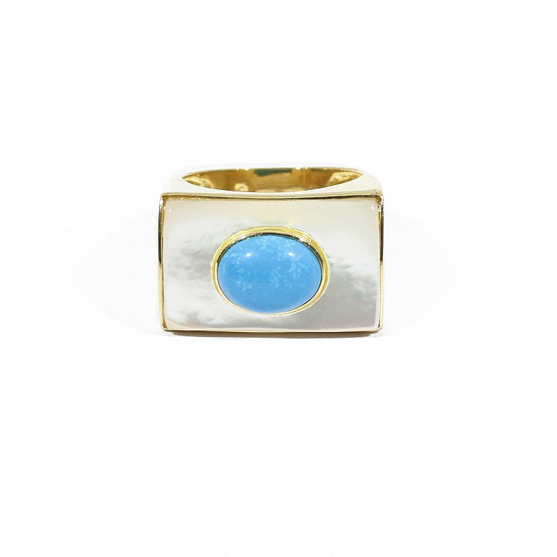 Turquoise and mother of pearl ring in 18k yellow gold.