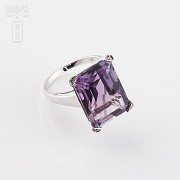 18k white gold ring with amethyst and diamonds