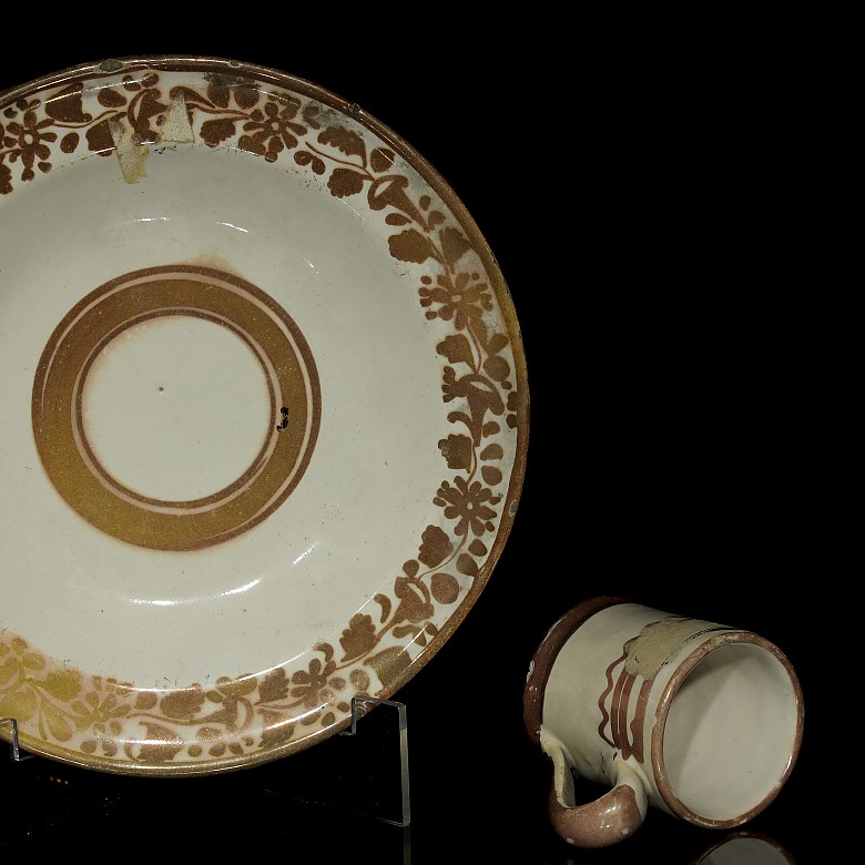 Lot of Manises ceramics, 19th century