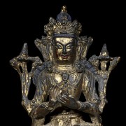 Escultura de Buda sobre león y lotos.