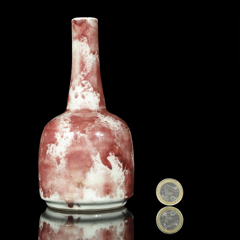 Jarrón de porcelana, rojo y blanco, dinastía Qing