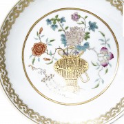 Pareja de platos de porcelana esmaltada, familia rosa, s.XX