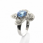 18k White Gold Ring with a blue topaz and diamonds