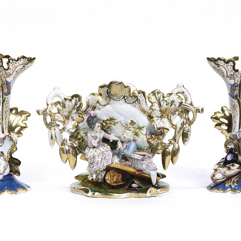 Tres jarrones isabelinos de porcelana, s.XIX