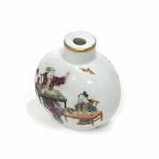 Enamelled porcelain snuff bottle, Qing dynasty.