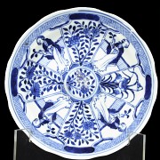 Dos platos de porcelana, azul y blanco, S.XX