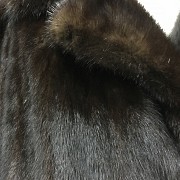 Bonito abrigo de piel de visón  color negro marrón oscuro y corte largo.