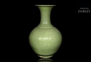 Jarrón de cerámica vidriada y decoración tallada, S.XX