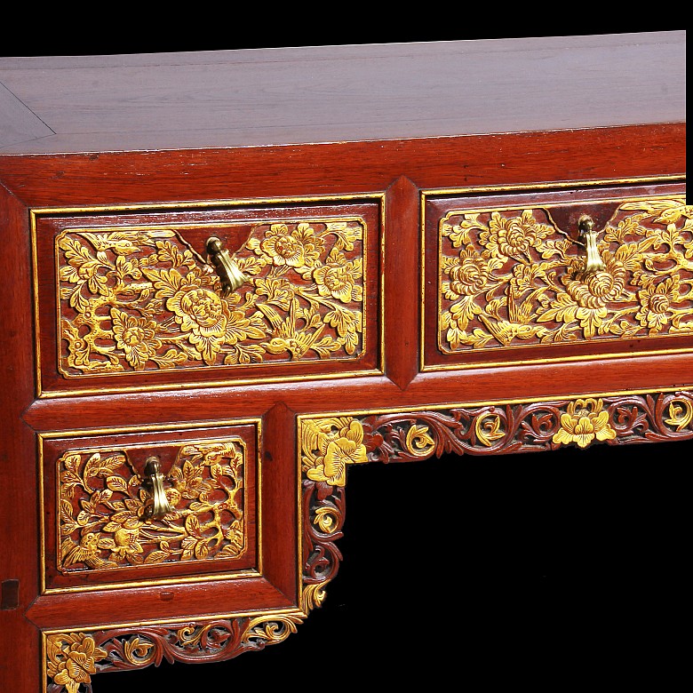 Escritorio de madera tallada y policromada, Peranakan, China. s.XX