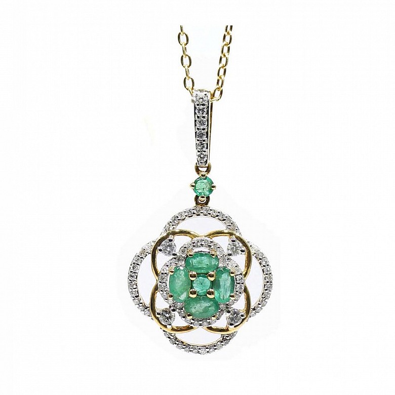 Pendant in 18k yellow gold, emeralds and diamonds.