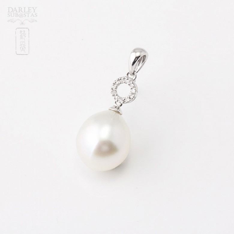 Australian pearl pendant in 18k white gold and diamonds