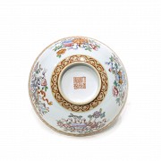 Cuenco de porcelana con flores, con sello Daoguang.