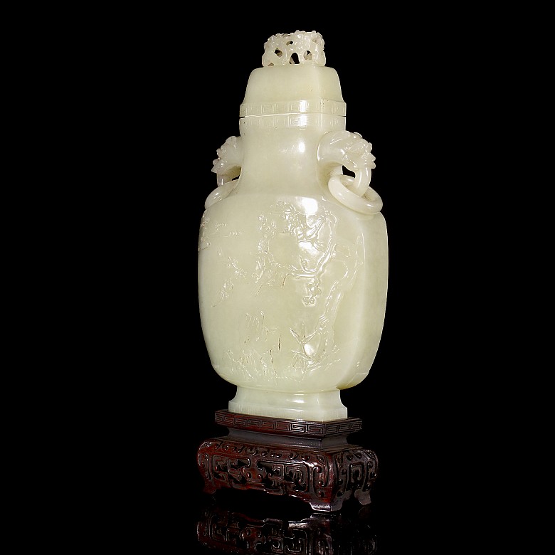 Elegant jade vase with two rings, Qing Dynasty