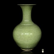 Jarrón de cerámica vidriada y decoración tallada, S.XX