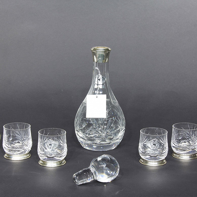 Set de licorera con seis vasos de vidrio y plata. - 1