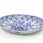 Gran plato en porcelana azul y blanco, Kangxi, dinastía Qing.