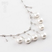 Collar con perlas blancas y diamantes en oro blanco de 18k - 4