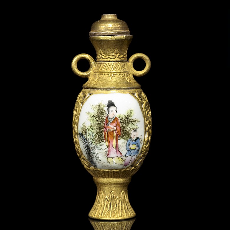 An enameled porcelain snuff bottle, with Qianlong mark