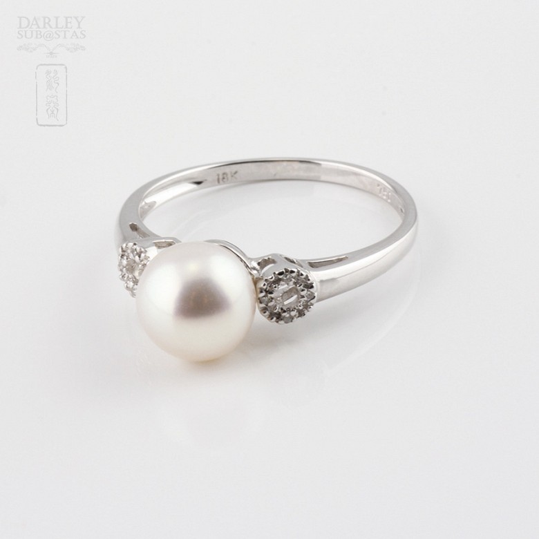 Anillo con perla blanca y diamantes  en oro blanco de 18k