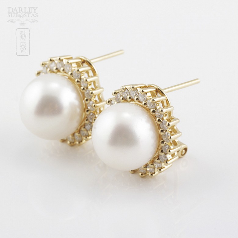 Pearl earrings in 18k yellow gold and diamonds. - 1