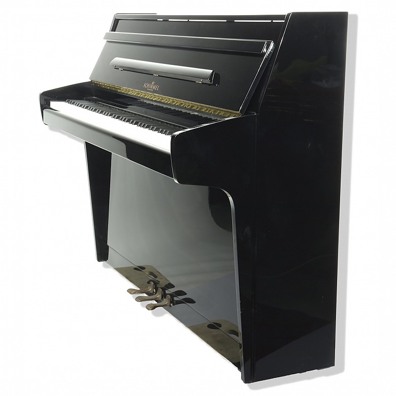 Upright piano 