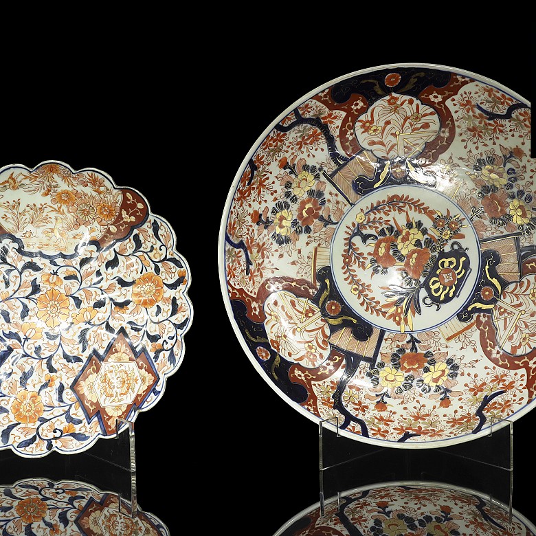Dos platos de porcelana japonesa, Imari, S.XX
