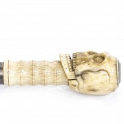 Bastón de madera y hueso  puño con forma de calavera con brújula, pps.s.XX