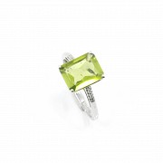 18k white gold ring with a central peridot. - 2