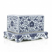 Caja de porcelana con tapa, China, con sello Qianlong.