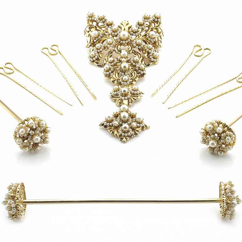 Fallera's adornments in golden metal with pearls