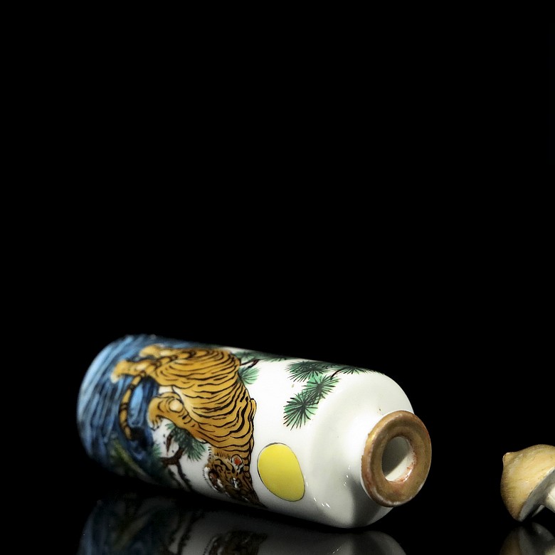 Botella de rapé en porcelana esmaltada, con marca Yongzheng - 5