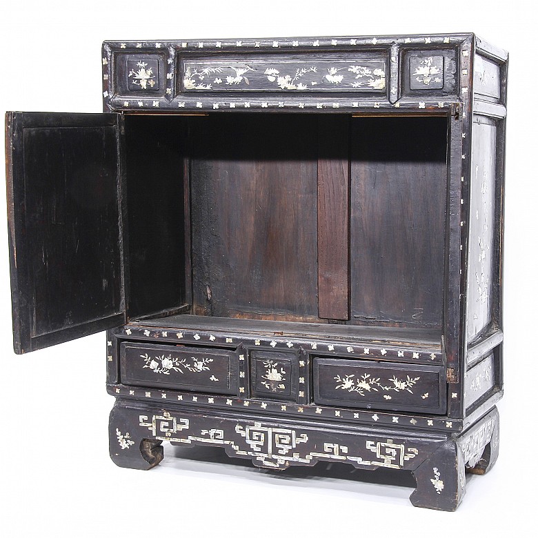 Pequeño armario chino lacado con incrustaciones de nácar, dinastía Qing.