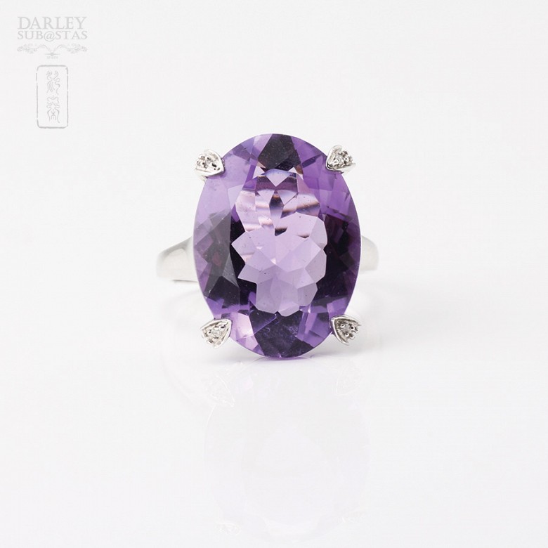 Ring in 18k white gold amethyst WITH weight 13.93 cts and diamonds