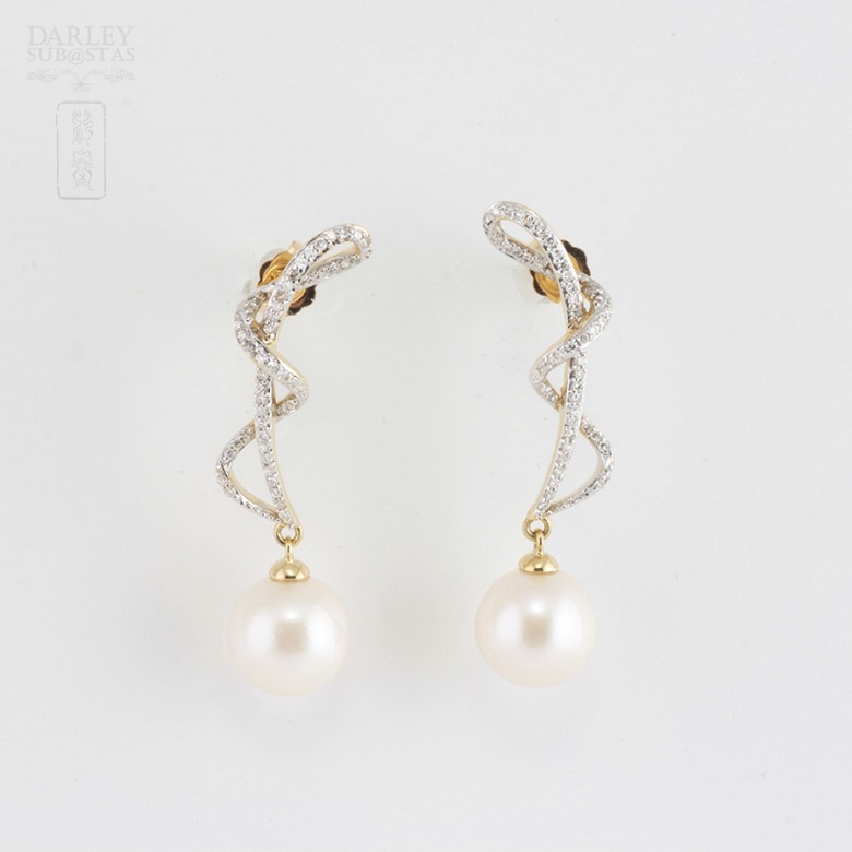 Long earrings with pearls in 18k yellow gold and diamonds.