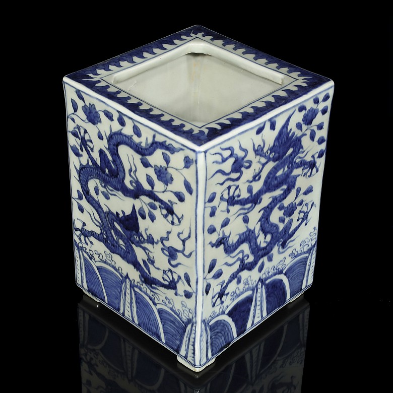 Flowerpot, blue and white, with dragons, 20th century