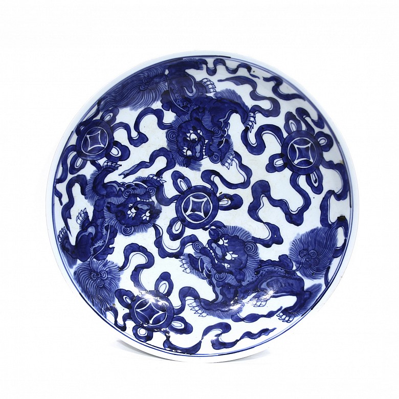 Gran plato chino de porcelana con leones foo, s.XX