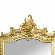 Gran espejo de madera tallada y dorada con decoración en relieve, ffs.s.XIX