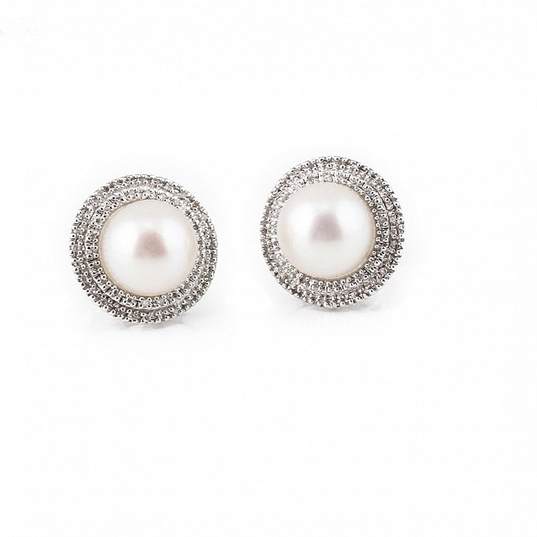 Earrings in 18k white gold with pearls and diamonds