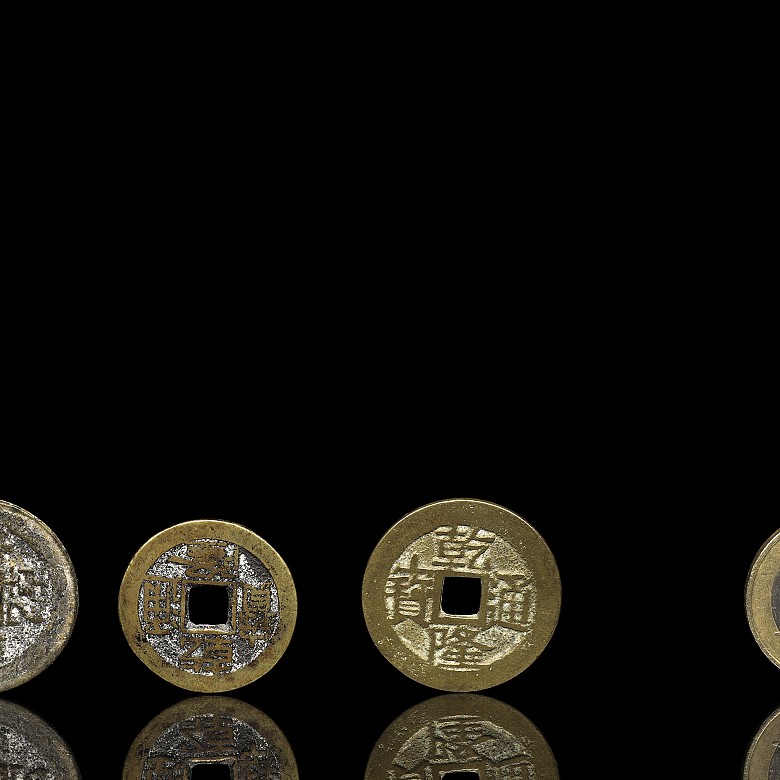 Tres monedas chinas con marca Qianlong - 1