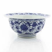 Bol de porcelana, azul y blanco, con sello Kangxi.