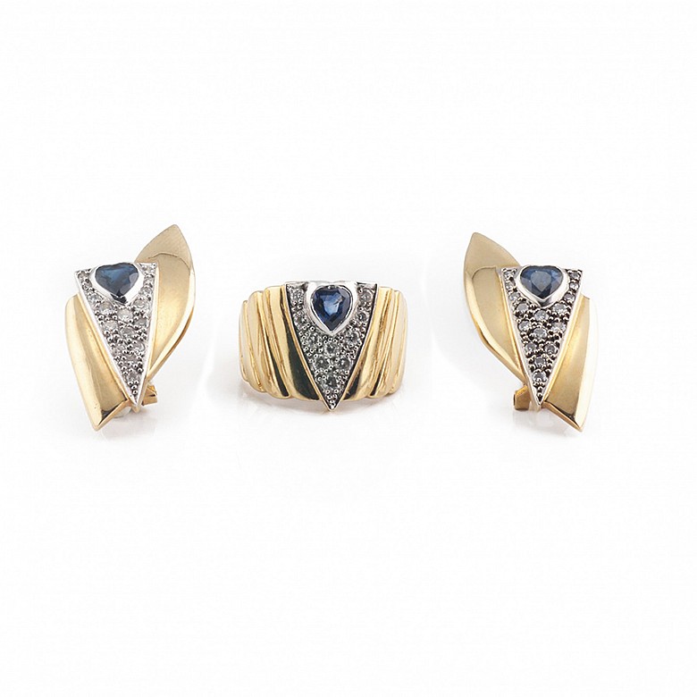 一组蓝宝石镶钻石18K黄金耳环和戒指