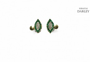 Earrings in 18k yellow gold with emeralds and brilliant.