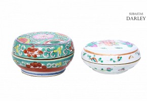 Dos cajas de porcelana esmaltada, China, s.XIX