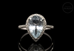 Ring in 18k white gold with central aquamarine and diamonds
