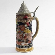 Bonita jarra  de cerveza cerámica con tapa metal.
