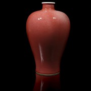 A red-enameled meiping vase, Qing dynasty
