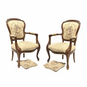 Pareja de sillas de brazos con tapicería y cojines de estilo Aubusson, s.XX