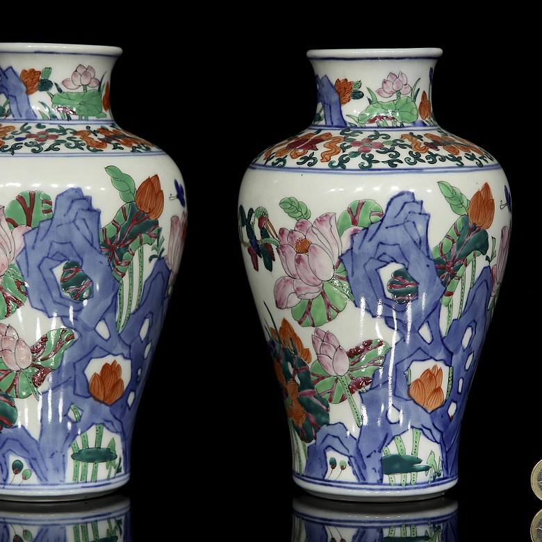 Pair of porcelain enamelled vases - 4