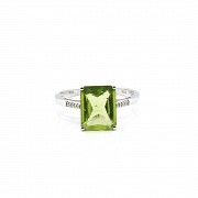 18k white gold ring with a central peridot. - 1